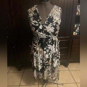 Kate and Lily Tie to the side floral Dress with V-Neck for Cocktail.
Size 6P